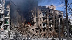 Obytná budova zni�ena po ruských útocích ve m�st� Konstantynivka. (13. �íjna...