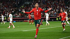 Portugalský útoník Cristiano Ronaldo se raduje z gólu do sít Maarska.