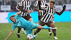 Obránce Hoffenheimu Vladimír Coufal padá k zemi po souboji v utkání se St....