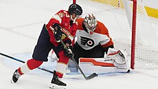 Dan Vlada v brán Philadelphia Flyers elí pokusu Brada Marchanda z Florida...