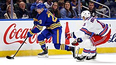 Jií Kulich (20) z Buffalo Sabres u puku v zápase s New York Rangers, brání ho...