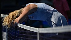 Kate�ina Siniaková po nepovedeném úderu na turnaji ve Wu-chanu