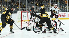 David Pastrák (88) z Boston Bruins bojuje ped bránou Chicago Blackhawks.