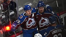 Nathan MacKinnon (29), Martin Neas (88) a Gabriel Landeskog (92) slaví gól...