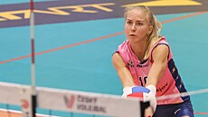 Prostjovské libero Tereza Slavíková pihrává podání ostravských volejbalistek.