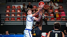 Matj Buben z eska zakonuje proti Belgii.