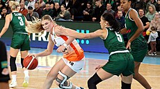 Sofie Kaducová z Basketu Ostrava se snaí projít  kolem Kateiny Káové z SB...