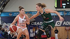 Aneka Hrubá (vlevo) z Basketu Ostrava útoí v derby s SB, brání ji Lucie...