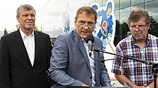 Peter, Anton a Marián astní (zleva) v roce 2019 pi odhalování spolené sochy...