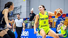 Pauline Astierová v dresu USK Praha, brání ji Kateina Chodorová z Levhartic...