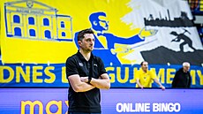 Opavský trenér David Zach ped transparentem se svou podobiznou