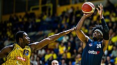 Keenon Cole z Ostravy stílí na opavský ko, brání ho Clevon Brown Jr.