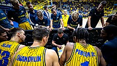 Opavtí basketbalisté naslouchají svému trenérovi Davidu Zachovi.
