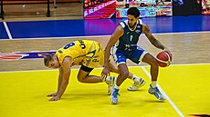 Filip Kábrt z Ústí se zvedá na nohy, u míe Marek Nelson z Olomoucka