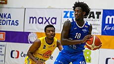 Jonathan Andre z Olomoucka u míe v zápase s Ústím, brání ho Jay Young.