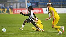 Jude Sunday z eských Budjovic u míe v zápase s Jihlavou