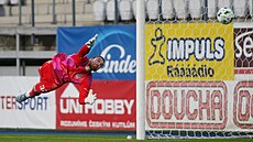 Jihlavský gólman Pavel Soukup letí vzduchem.