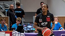 Sir�Jabari Rice z Nymburka se chystá ke st�ele.