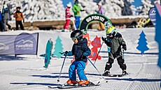 Lyování si vyzkouejí i dti v parcích v sousedství hlavních sjezdovek.
