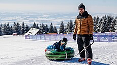 Krkonoe lákají i k sákování a snowtubingu.