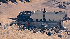 Zcela zniené trosky letounu uprosted pustiny And zachycené záchranái