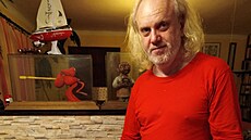 Miroslav Wanek s modelem domu. Namalovat mu to prý nestaí.