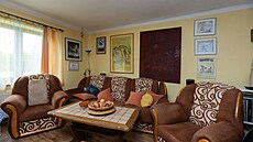 Obývací pokoj zdobí na první pohled pohodlná sedaka a kesílka.