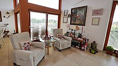 Pímo proti krbu jsou dv pohodlná kesla.