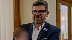 Jií Pospíil a jeho dcera Meda na mimoádném jednání praského zastupitelstva...
