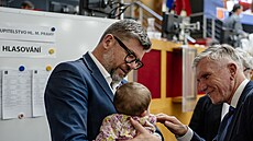 Jií Pospíil a jeho dcera Meda na mimoádném jednání praského zastupitelstva...