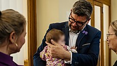 Jií Pospíil a jeho dcera Meda na mimoádném jednání praského zastupitelstva...