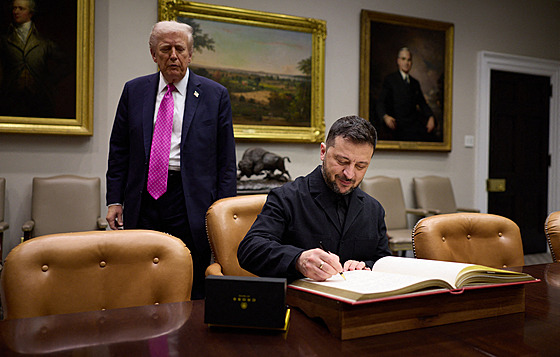 Americký prezident Donald Trump a jeho ukrajinský prot�j�ek Volodymyr Zelenskyj...