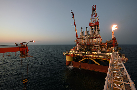 Ropná plo�ina ruské spole�nosti Lukoil v Kaspickém mo�i