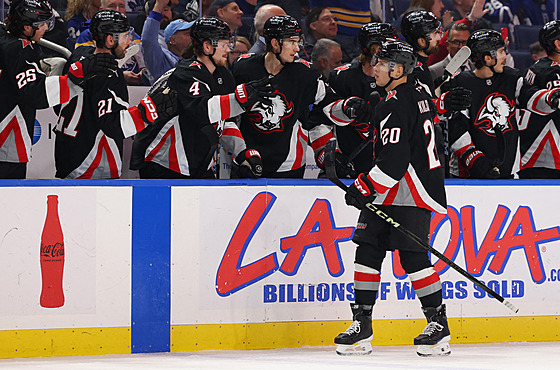 Hokejisté Buffala oslavují gól Ji�ího Kulicha (20).