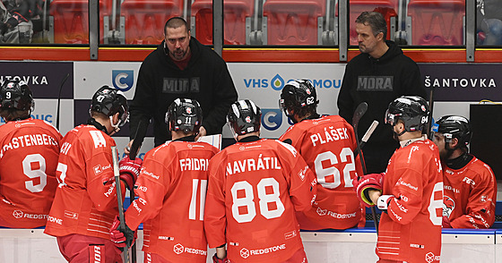 Zleva asistent trenéra Petr Svoboda a trenér Róbert Petrovický rozmlouvají s...