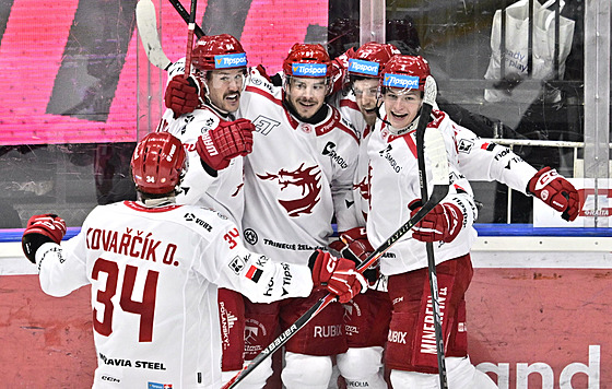 T�ine�tí hokejisté se radují z gólu na led� Sparty.