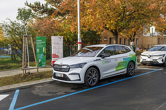 Dobíjecí stanici pro elektroauta zabudovanou do sto�áru lampy dnes v Brn�...