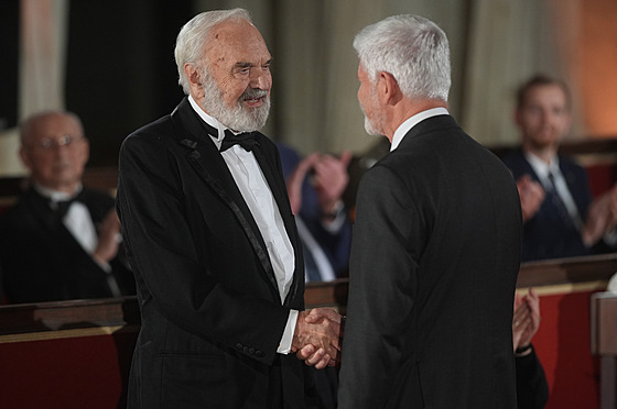 Prezident republiky propjil  ád bílého lva obanské skupiny 2. tídy panu...