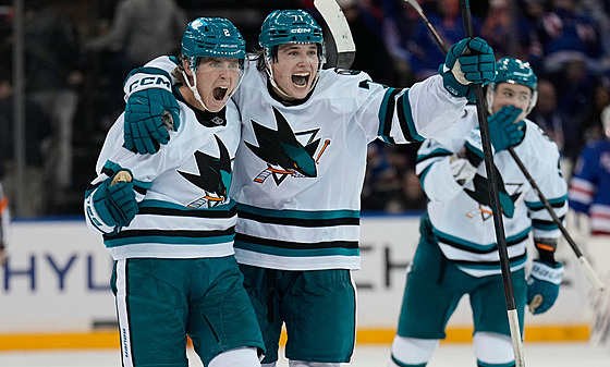 Will Smith (vlevo) a Macklin Celebrini ze San Jose se radují z gólu proti New...