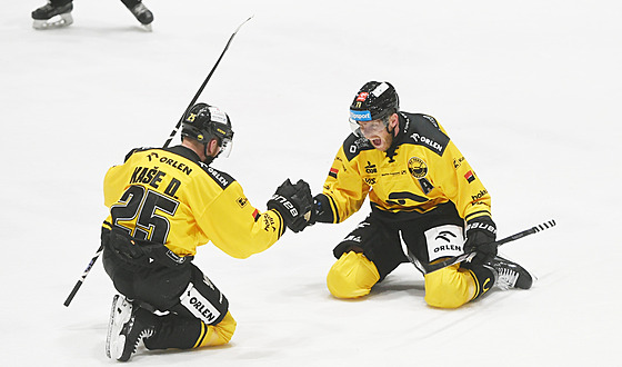 David Ka�e a Ond�ej Ka�e slaví vít�zný gól Litvínova v zápase s Libercem.