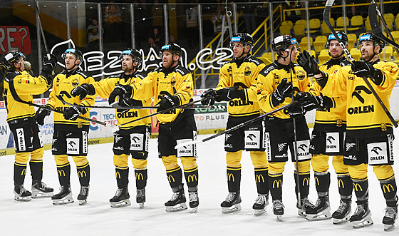 Litvínov�tí hokejisté slaví výhru nad Libercem.