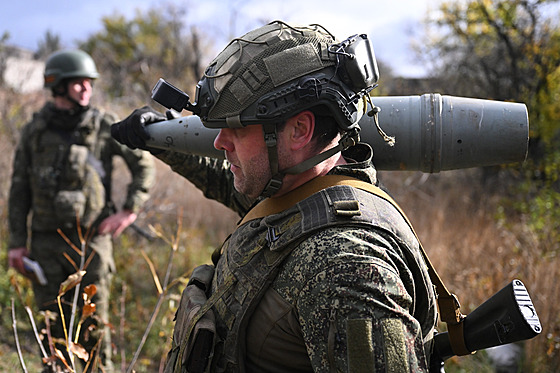 Ru�tí vojáci obsluhují samohybnou houfnici 2S19 Msta p�ed palbou na ukrajinské...