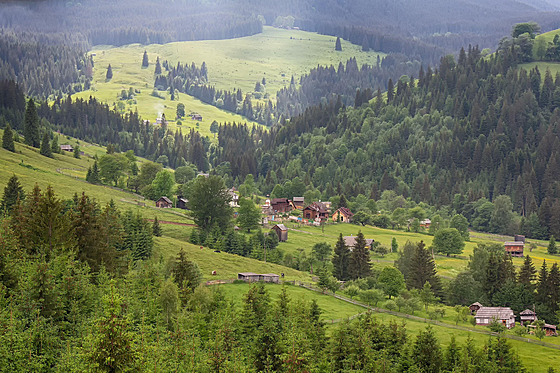 Krajina kolem karpatské vesnice Zelene na západní Ukrajin u hranic s...