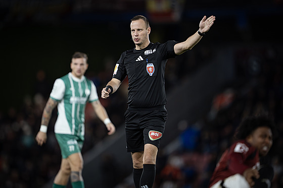 Hlavní sudí Luká Nehasil v utkání Sparty s Bohemians.