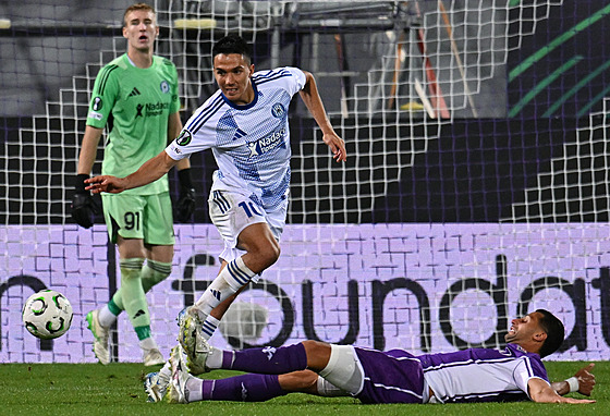 Tihomir Kostadinov b�hem zápasu Konferen�ní ligy na p�d� Fiorentiny.