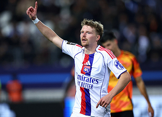 Pavel ulc slaví svoji branku do sít Paris FC.