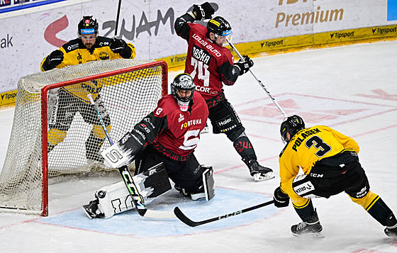 Spar�anský branká� Jakub Ková� zastavuje ránu Adama Polá�ka z Litvínova.