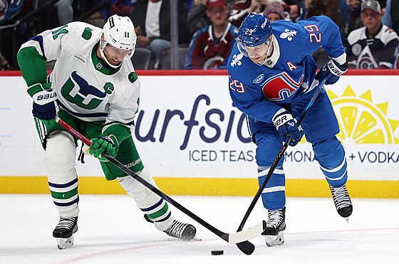 NÁVRAT V �ASE. Jordan Staal z Caroliny (vlevo) bojuje o kotou� s Nathanem...