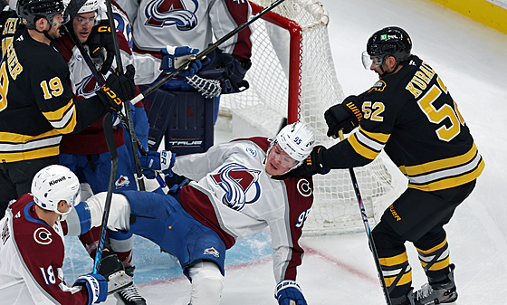 Rozmí�ka mezi hokejisty Bostonu a Colorada.