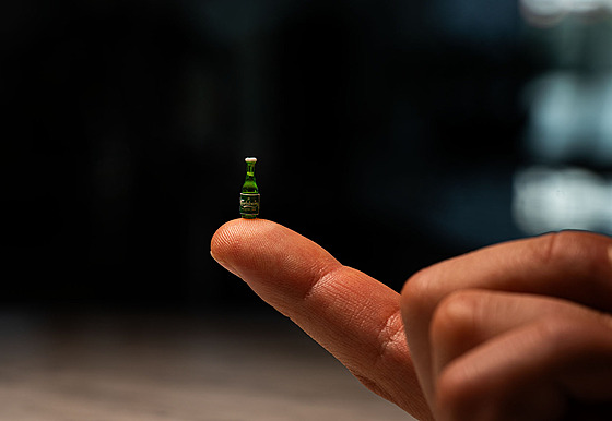 Miniaturní láhev, která není o moc v�t�í ne� zrnko rý�e, má detailní etiketu...